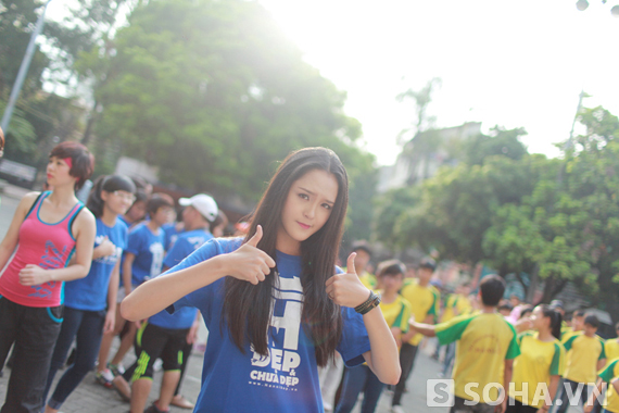 	Á hậu Hoàng Anh xì tin tạo dáng trong buổi flashmob.