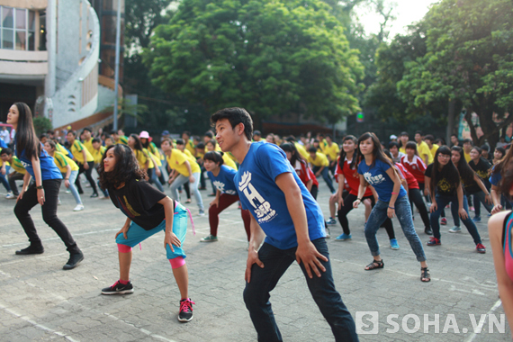 [Video]Á hậu Hoàng Anh và Runningman lóng ngóng nhảy flashmob