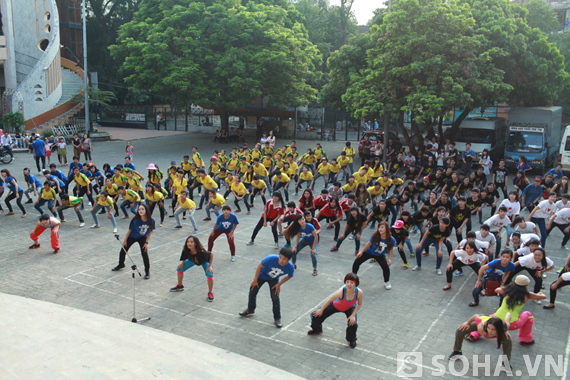 [Video]Á hậu Hoàng Anh và Runningman lóng ngóng nhảy flashmob