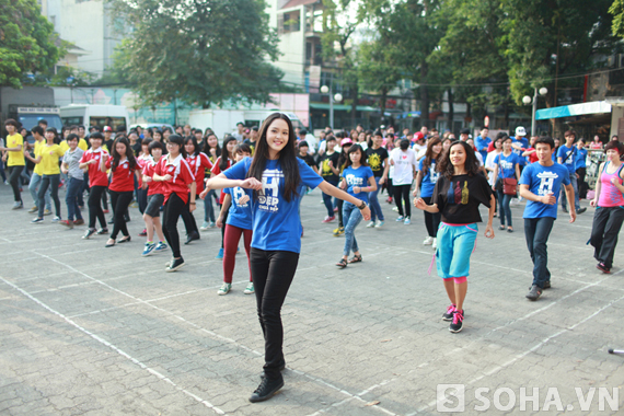 [Video]Á hậu Hoàng Anh và Runningman lóng ngóng nhảy flashmob