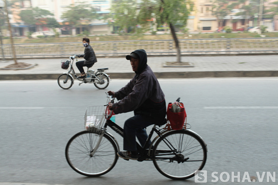 
	Tất cả mọi người đều đi làm sớm từ trước 6h sáng, chỉ có anh chàng này làm đánh giày nên 