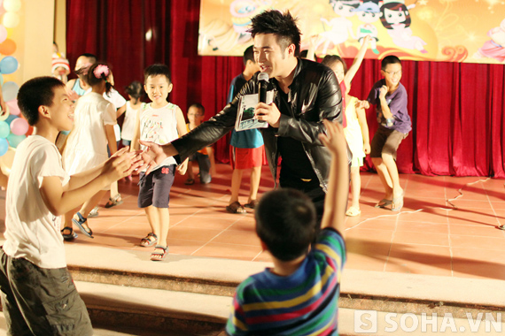  	Màn nhảy Gangnam Style hội đồng được các em học sinh ủng hộ rất nhiệt tình.