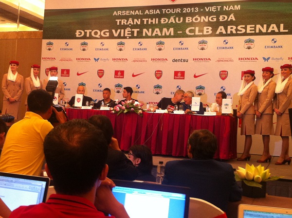 	HLV Wenger đôi khi lúng túng trước các câu hỏi khó của phóng viên Việt Nam