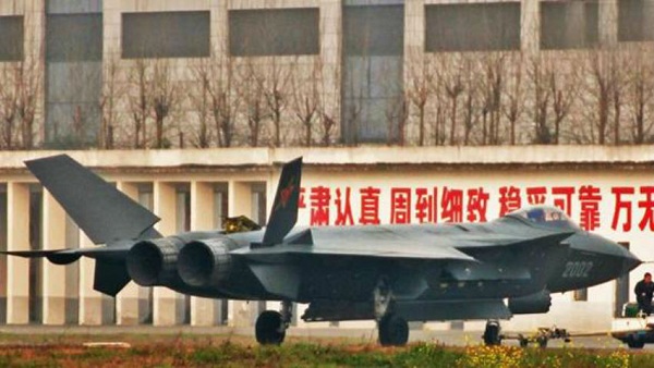 Sau đó 7 tháng, vào ngày 5/12/2012, chiếc máy bay J-20 mang số hiệu 2002 cũng lần đầu tiên đến Trung tâm này tiến hành bay thử nghiệm, sau đó bay trở lại công ty chế tạo máy bay Thành Đô vào ngày 11/1/2013.