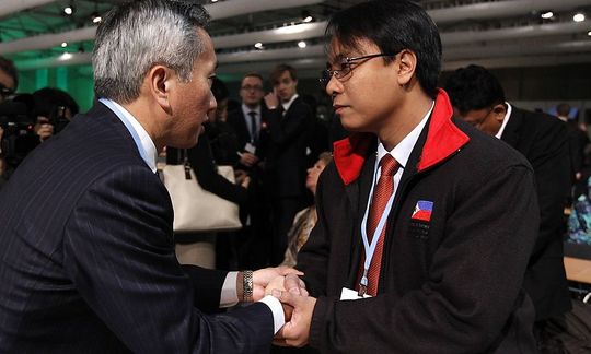  	Đại biểu của Nhật Bản chia sẻ với ông Yeb Sano về những thiệt hại của mà siêu bão Haiyan gây ra cho Philippines. 