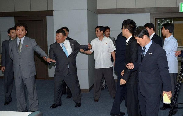 
	Trưởng đoàn đám phán Triều Tiên bất ngờ xông vào khu vực báo chí Hàn Quốc.