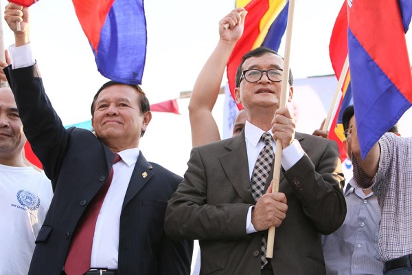 	Sam Rainsy (phải) và Kem Sokha, hai chính trị gia sử dụng chiêu bài vu cáo, miệt thị người Việt Nam để tranh cử