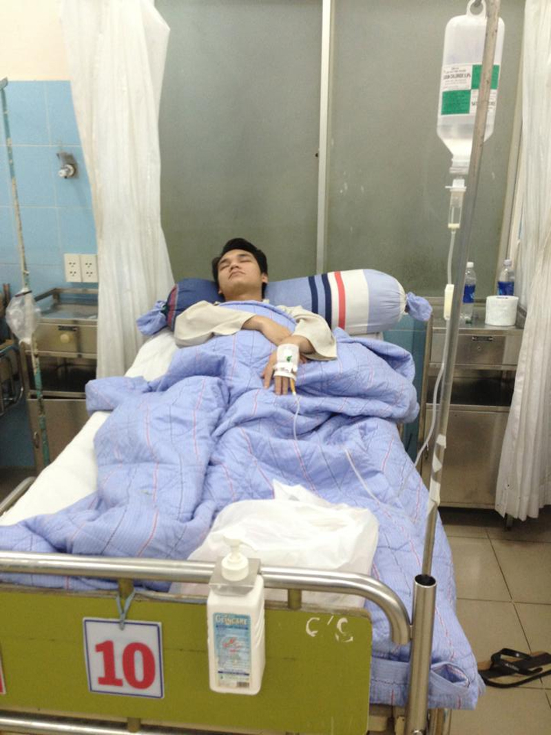 Khắc Việt phờ phạc trong bệnh viện