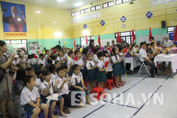 		Năm học này, các em học sinh của Trường Tiểu học Bà Triệu được khai giảng trong khu nhà thể chất của Trường THCS Vân Hồ.