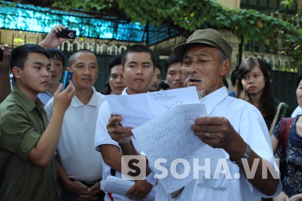 Đọc cho mọi người nghe bài thơ tự sáng tác để tiễn biệt Đại tướng.