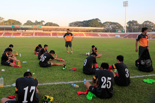  	Thầy trò HLV Hoàng Văn Phúc chăm chỉ tập luyện chuẩn bị cho trận ra quân gặp U23 Brunei