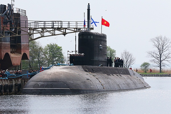Hình ảnh lá cờ Tổ quốc tung bay trên nóc tàu ngầm Kilo Hà Nội tại Nga khiến nhiều người xúc động