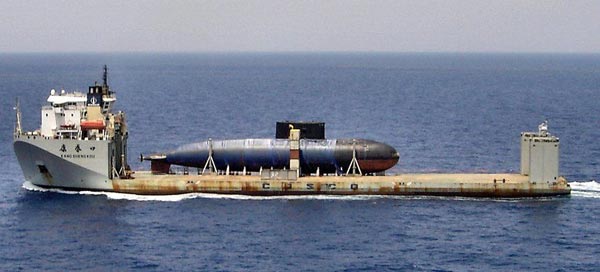 Vận chuyển tàu ngầm Kilo về Việt Nam bằng tàu dock là giải pháp khả thi nhất. Trong ảnh một tàu ngầm Kilo đang được vận chuyển đến Ấn Độ bằng tàu dock.