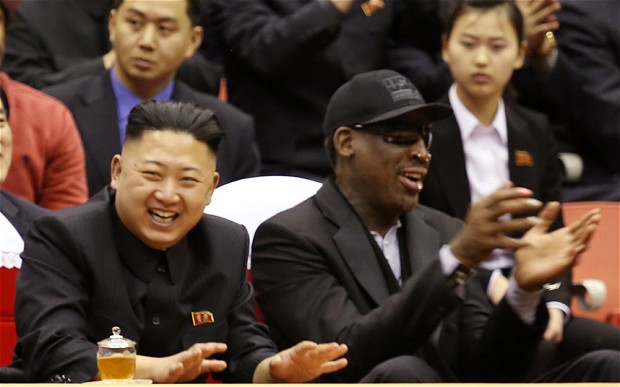 
	Kim Jong Un và Dennis Rodman cùng nhau xem thi đấu bóng rổ trong một chuyến thăm của ngôi sao này tới Bình Nhưỡng. 