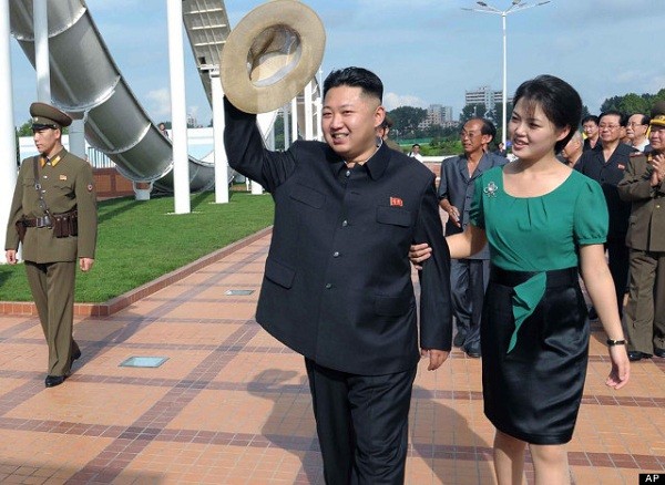 	Nhà lãnh đạo trẻ Kim Jong Un đeo huy hiệu đôi, trong khi đó, Đệ nhất phu nhân chỉ cài hoa.