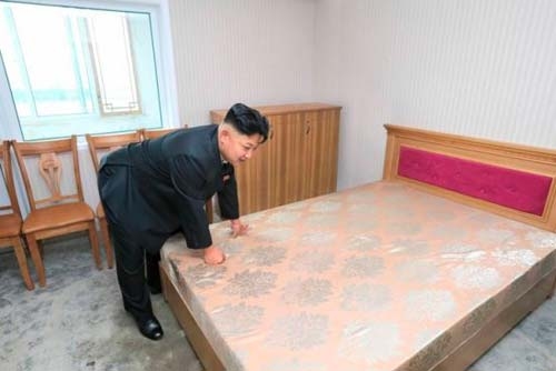 Kim Jong-un tận tay kiểm tra giường đệm cho cán bộ