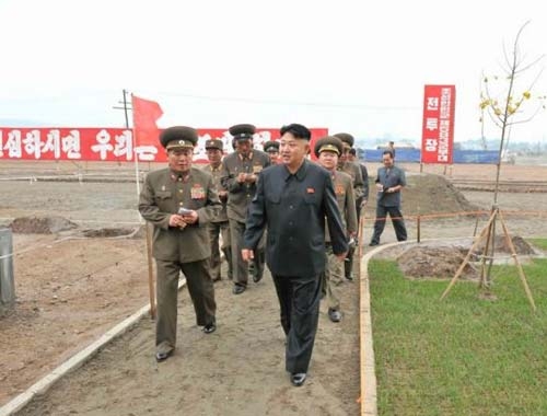 Kim Jong-un tận tay kiểm tra giường đệm cho cán bộ