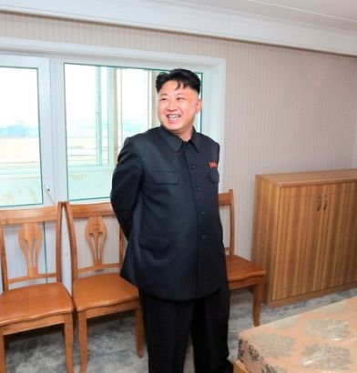 Kim Jong-un tận tay kiểm tra giường đệm cho cán bộ