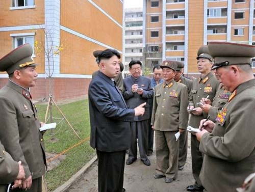 Kim Jong-un tận tay kiểm tra giường đệm cho cán bộ