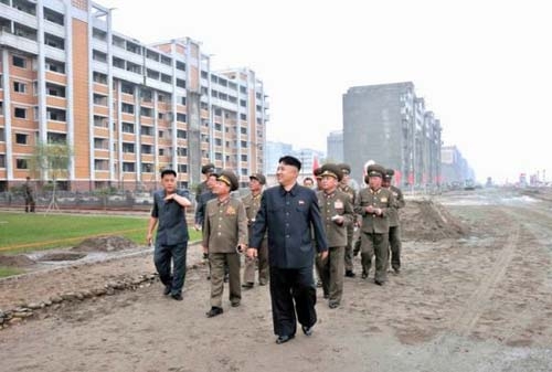 Kim Jong-un tận tay kiểm tra giường đệm cho cán bộ