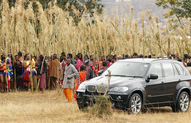  	Một chiếc xe sang trọng trong bộ sưu tập xe hơi của vua Swaziland xuất hiện tại lễ hội ngực trần