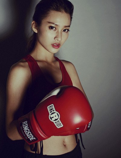 Clip: Ngắm 'boxing girl' Khả Ngân đấm bốc chụp hình