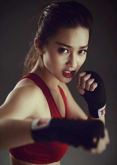 Clip: Ngắm 'boxing girl' Khả Ngân đấm bốc chụp hình