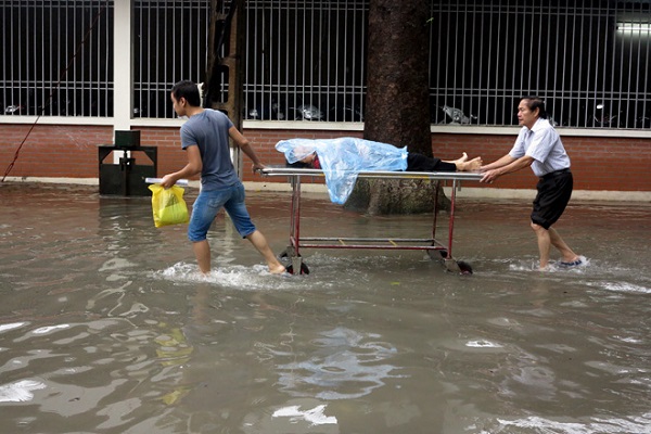 	Không chỉ chiến đấu với bệnh tật, trong những ngày này, không ít bệnh nhân tại các bệnh viện ở Hà Nội cũng phải đương đầu với mưa bão.