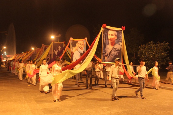 
	123 em học sinh mang ảnh chân dung Bác diễu hành từ nhà tưởng niệm đến sân vận động Làng Sen