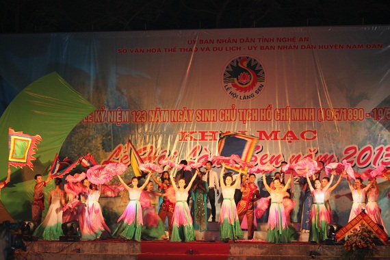 
	Tiết mục hát múa chào mừng Lễ hội Làng Sen 2013