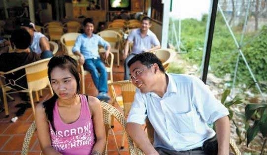 	Một người đàn ông Trung Quốc trò chuyện với cô gái Việt Nam (ảnh minh họa).