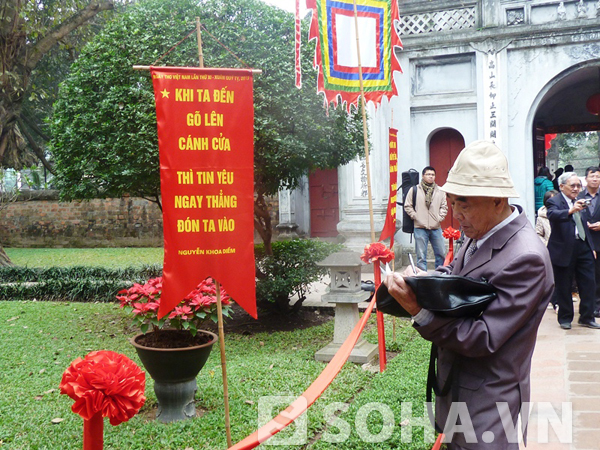 Người yêu thơ chiêm ngưỡng và chép những câu thơ hay ở dọc đường vào sân khấu chính Sân Thiên Quang Tỉnh.