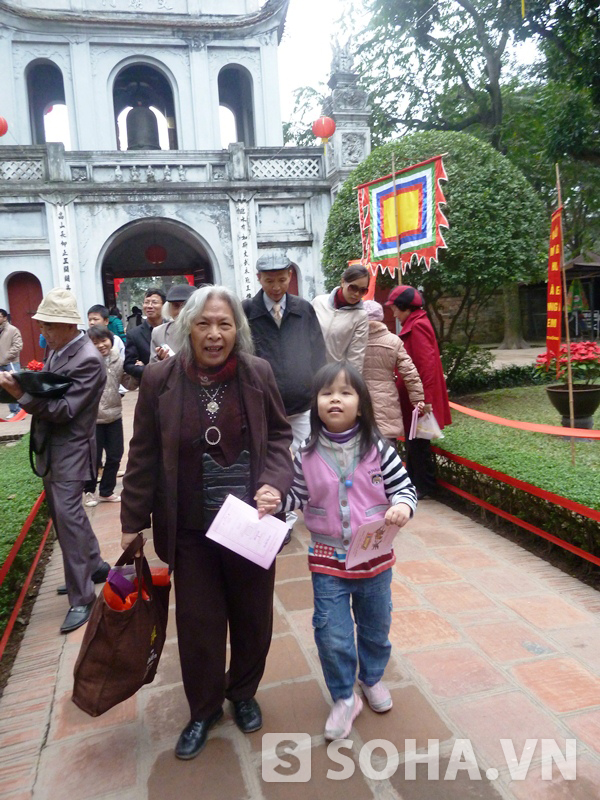 Bà Nguyễn Thúy Loan (75 tuổi) và ông Lê Tấn Thạch, 83 tuổi dẫn cháu gái tham gia Hội thơ năm nay. Vừa đi bà Loan vừa ngâm những khúc thơ cho cháu gái nghe.