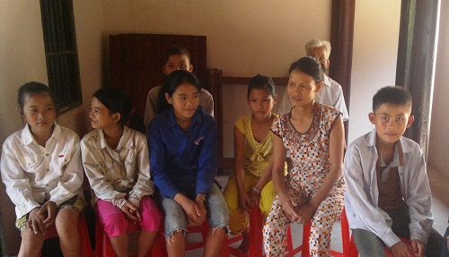 
	Em Lê Văn Được (áo trắng) cùng mẹ và 5 bạn nhỏ được cứu sống.