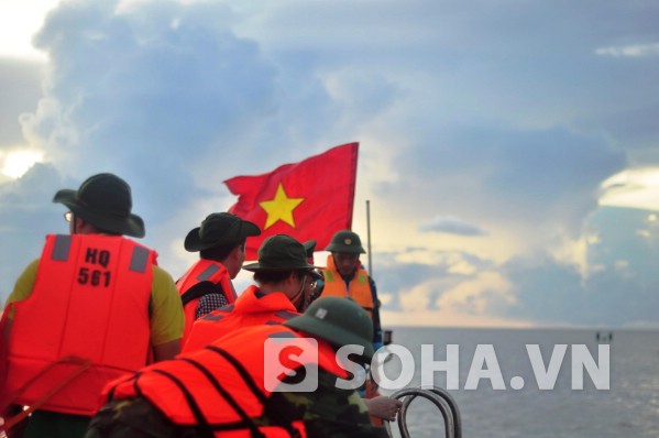 Mỗi thành viên trong đoàn đều thấy phấn chấn, tự hào khi được đến thăm, động viên những chiến sỹ, người dân trên quần đảo Trường Sa trong không khí cuối tháng 4 lịch sử.