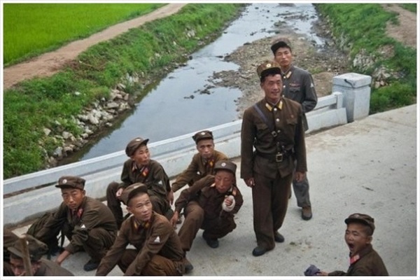 	Hình ảnh lam lũ của những người lính Triều Tiên trong đời thường...