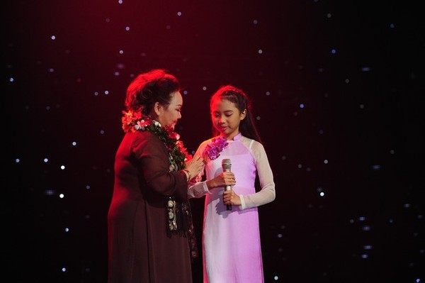  	Phương Mỹ Chi biểu diễn cùng nghệ sỹ Ngọc Giàu.