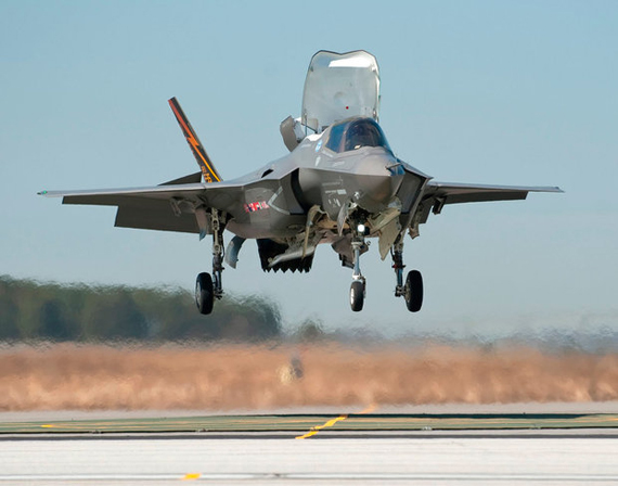 Xem siêu cơ F-35B lần đầu tiên cất cánh thẳng đứng
