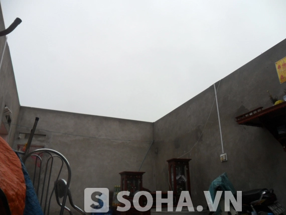 
	Ngôi nhà của vợ chồng anh Hưng bị tốc mái trong phút chốc.