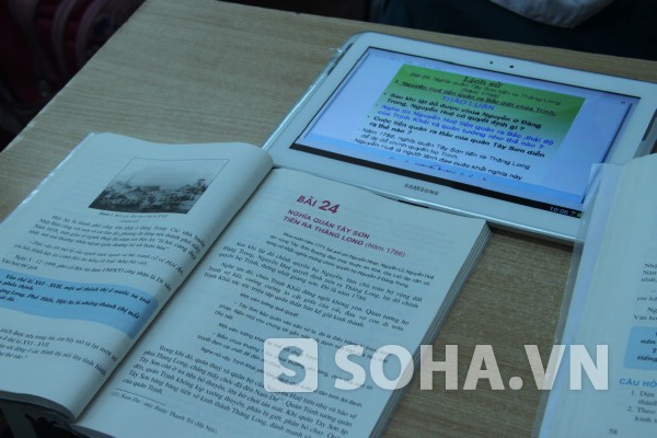 Học sinh Hà Nội học Lịch sử bằng máy tính bảng