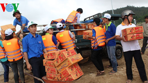 
	Những thùng mì tôm, nước lọc được chuyển tới đồng bào vùng lũ.