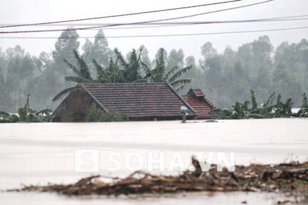 Hồ đập xả lũ sau siêu bão, hàng nghìn hộ dân ngập tới nóc nhà