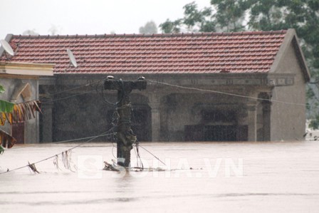 Hồ đập xả lũ sau siêu bão, hàng nghìn hộ dân ngập tới nóc nhà