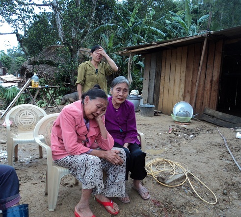 	Bà Đinh Thị Kế Xuân Hóa khóc xót xa do ngôi nhà đã bị lũ cuốn trôi.