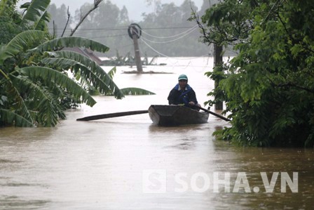 Hồ đập xả lũ sau siêu bão, hàng nghìn hộ dân ngập tới nóc nhà