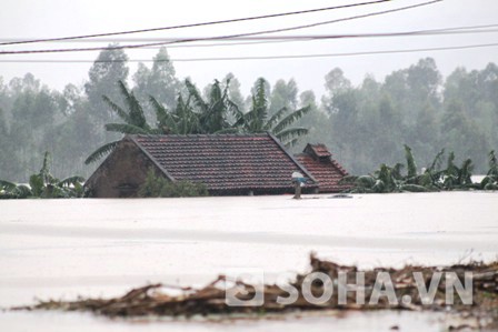 Hồ đập xả lũ sau siêu bão, hàng nghìn hộ dân ngập tới nóc nhà