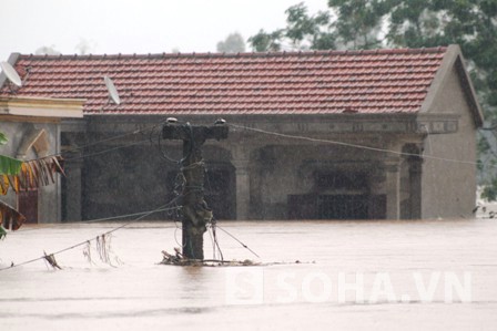 Hồ đập xả lũ sau siêu bão, hàng nghìn hộ dân ngập tới nóc nhà