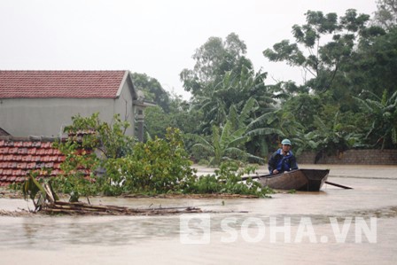 Hồ đập xả lũ sau siêu bão, hàng nghìn hộ dân ngập tới nóc nhà