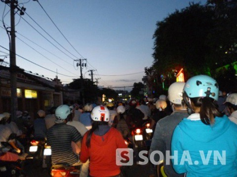 Giao thông hỗn loạn khi triều cường dâng cao, nhất là vào giờ tan tầm.