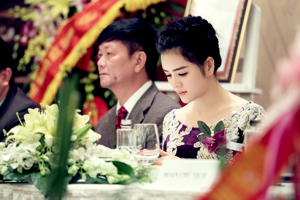 
	Trong tà áo dài màu tím với những đường ren kết duyên dáng hai bên tay hạ xuống eo của nhà thiết kế Võ Việt Chung giúp Lý Nhã Kỳ có vẻ đẹp nền nã.